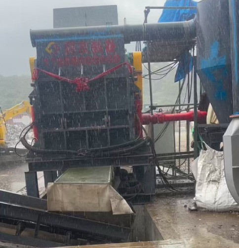 日本地區正處于陰雨狀態，即使這樣的天氣也沒能阻擋住破碎機營業